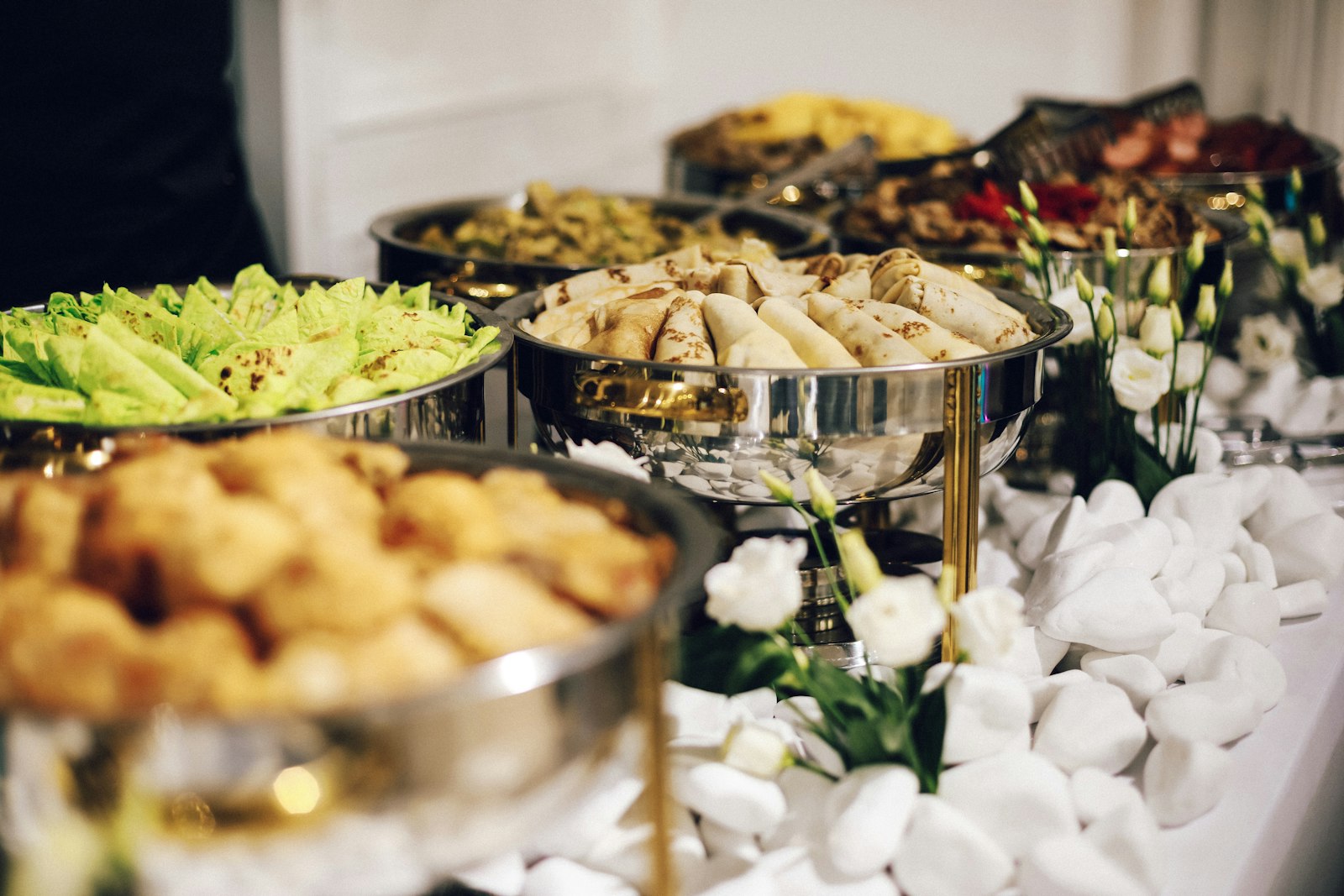 Chafing dishes dressed with flowers